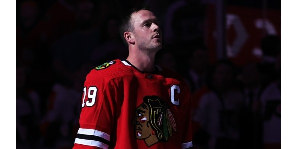 Le capitaine des Blackhawks de Chicago, Jonathan Toews, dit au revoir à l'amour du hockey Le capitaine des Blackhawks de Chicago, Jonathan Toews, dit au revoir à l'amour du hockey